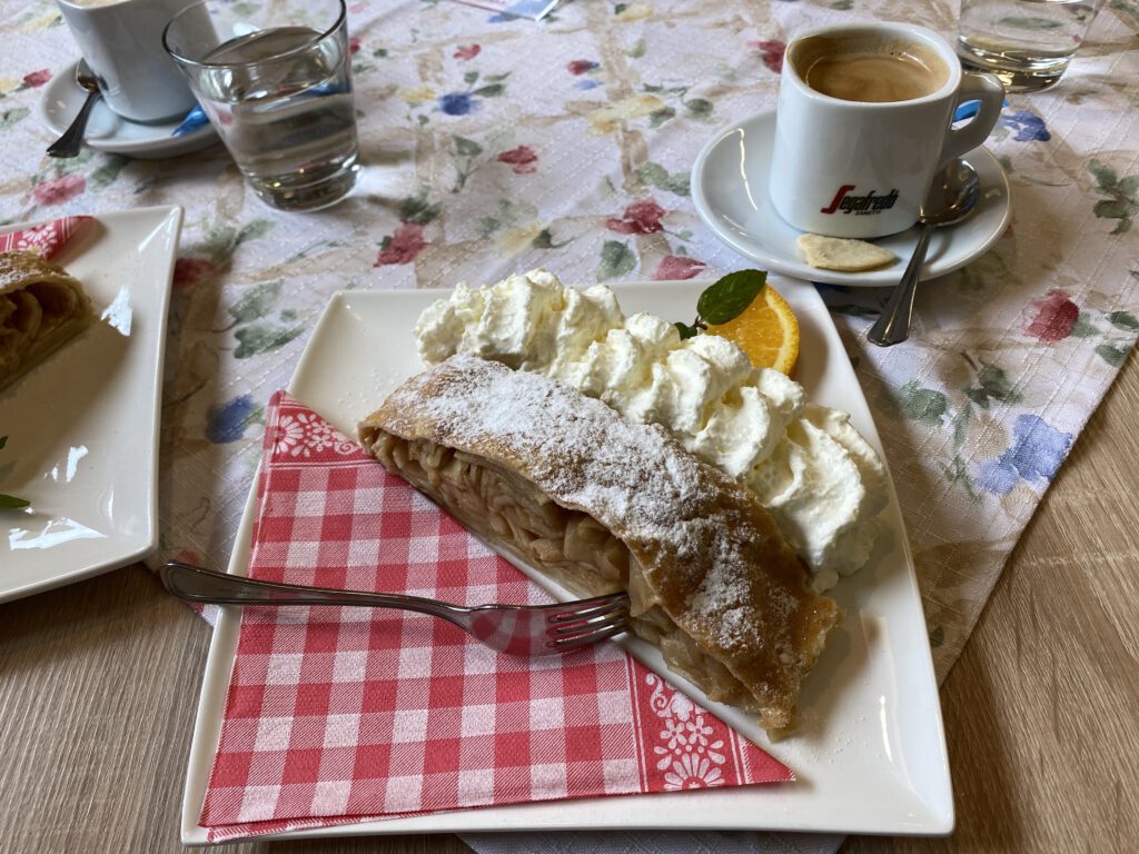 Apfelstrudel im Marend-Stüberl