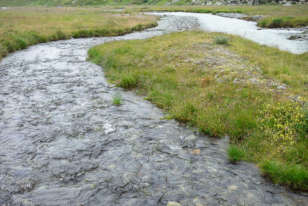 Gebirgsbach gegen Gletscherbach