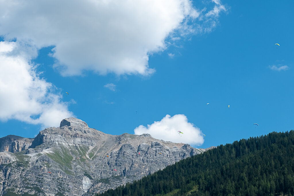 Gleitschirmflieger vor der Kesselspitze