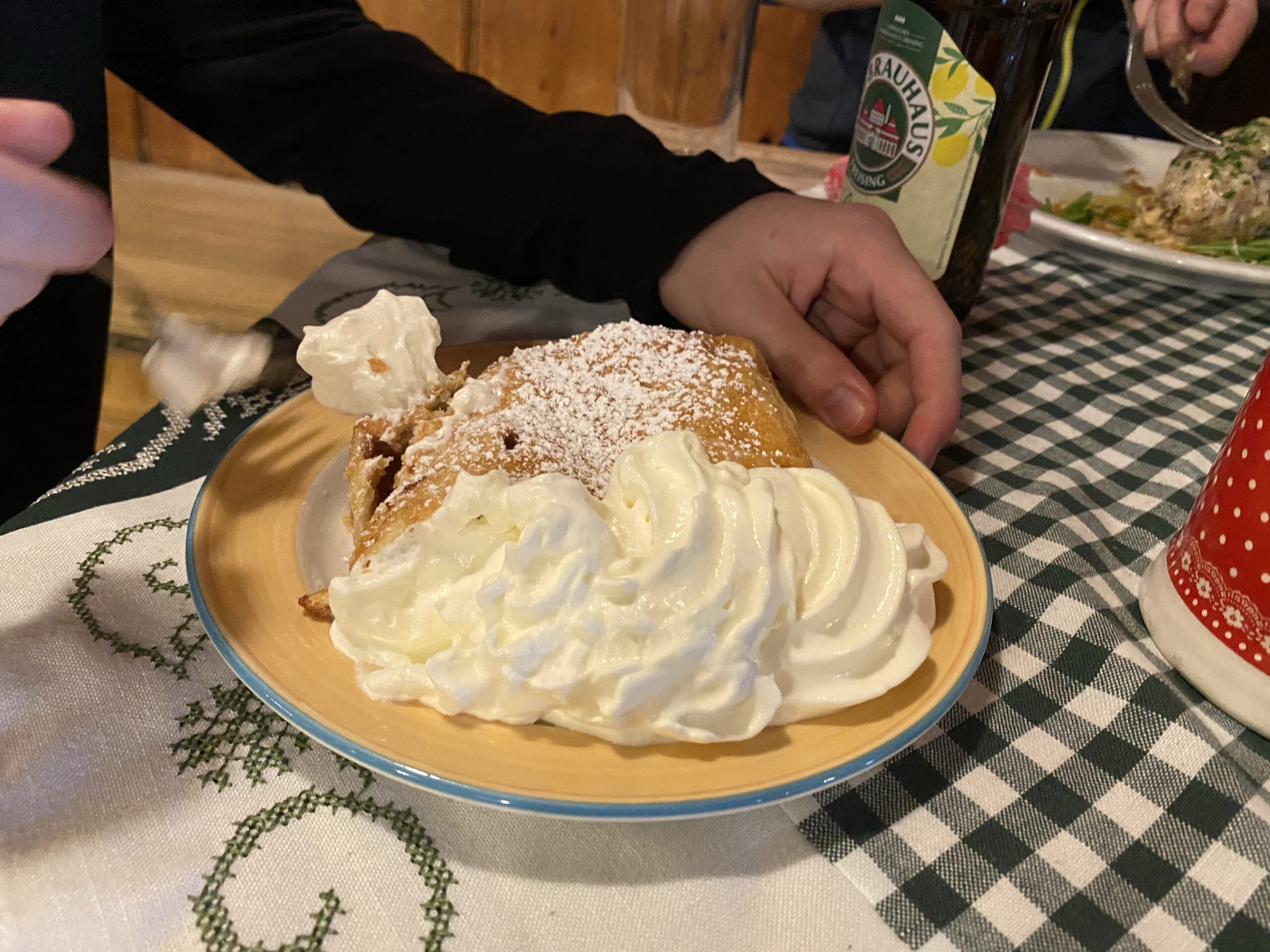 Apfelstrudel mit ein BISSCHEN Sahne!